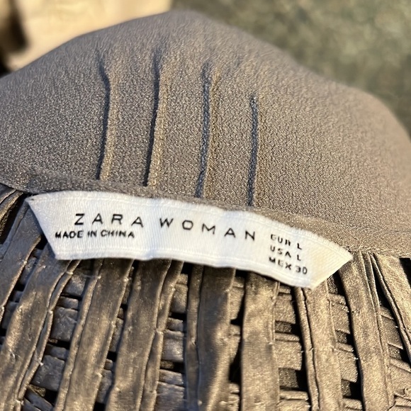 ZARA Woman blouse..satin type trim at neck and flounce at bottom size large - Picture 8 of 8